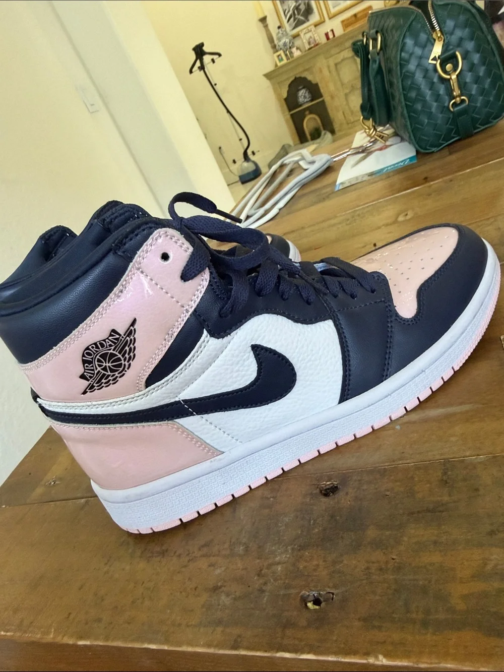 Air Jordan 1 Retro High OG SE Sneakers with Navy and light pink Patent Leather